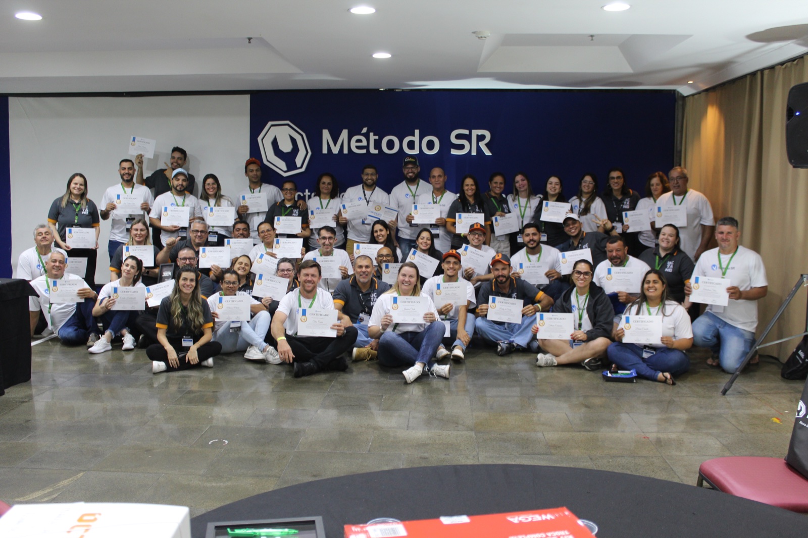 Turma do 3º EAM reunida com certificados